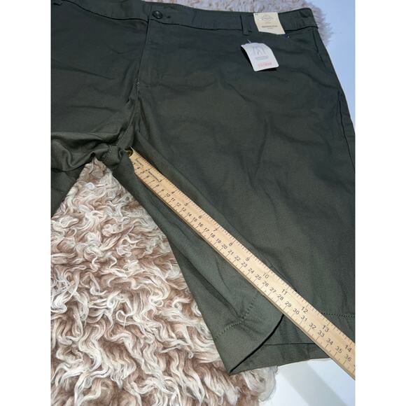 St. John bay women’s new green mid rise Bermuda shorts - Picture 5 of 12